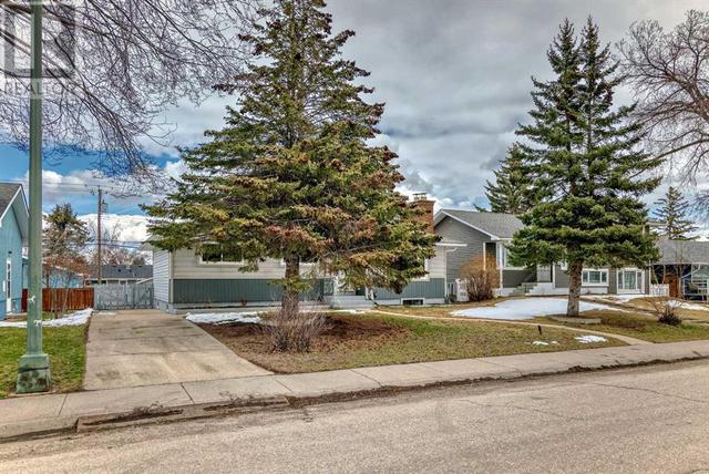 110 Warwick Drive Sw, House detached with 1 bedrooms, 1 bathrooms and 5 parking in Calgary AB | Image 2