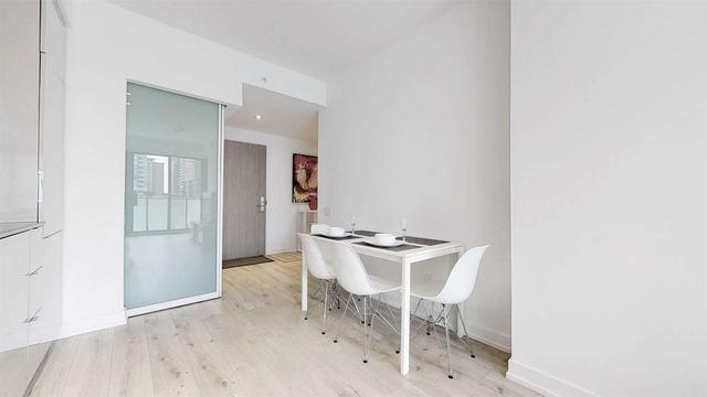 0705 - 161 Roehampton Ave, Condo with 1 bedrooms, 1 bathrooms and 0 parking in Toronto ON | Image 3