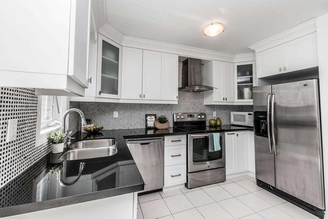 3321 Redpath Circ, House attached with 3 bedrooms, 2 bathrooms and 2 parking in Mississauga ON | Image 25