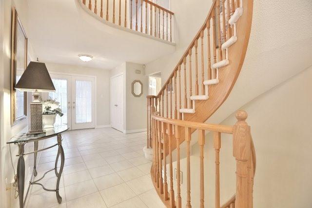 4048 Farnsworth Cres, House detached with 4 bedrooms, 4 bathrooms and 2 parking in Mississauga ON | Image 2