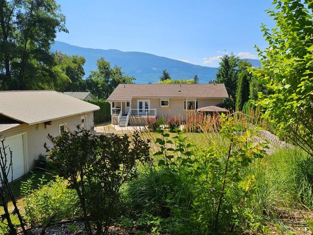 303 Nelson Avenue, House detached with 4 bedrooms, 4 bathrooms and null parking in Nakusp BC | Image 3