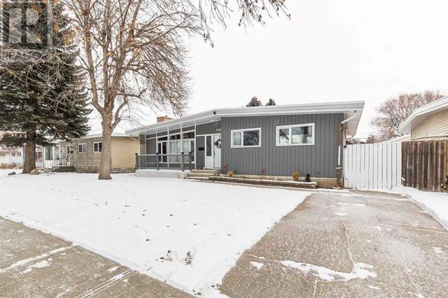 1135 23 Street N, House detached with 4 bedrooms, 2 bathrooms and 1 parking in Lethbridge AB | Image 2