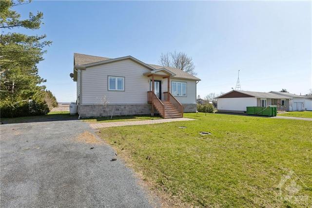 2824 St Pascal Road, House detached with 3 bedrooms, 2 bathrooms and 6 parking in Clarence Rockland ON | Image 2