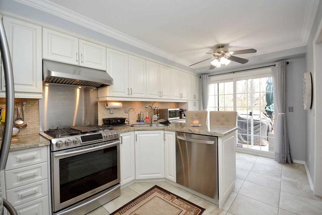 36 Lancewood Cres, Townhouse with 3 bedrooms, 3 bathrooms and 2 parking in Brampton ON | Image 3