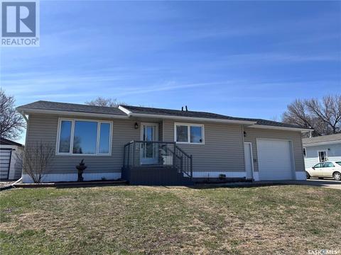 846 Smith Street, House detached with 4 bedrooms, 2 bathrooms and null parking in Estevan SK | Card Image