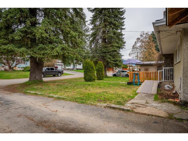 745 11th Avenue, House detached with 3 bedrooms, 2 bathrooms and 3 parking in Montrose BC | Image 24