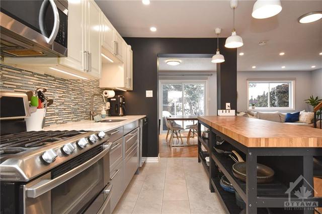 272 Pickford Drive, Townhouse with 3 bedrooms, 4 bathrooms and 3 parking in Ottawa ON | Image 6