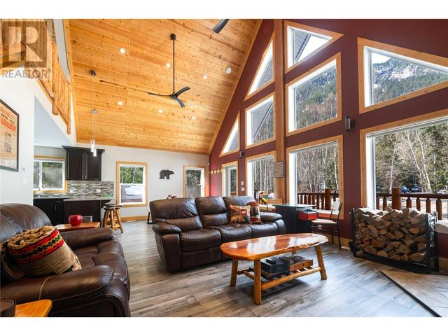 3299 Loschinski Road, House detached with 6 bedrooms, 3 bathrooms and null parking in Columbia Shuswap B BC | Image 17
