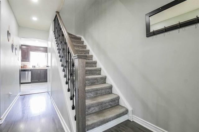 99 Guildford Cres, Townhouse with 3 bedrooms, 2 bathrooms and 2 parking in Brampton ON | Image 12
