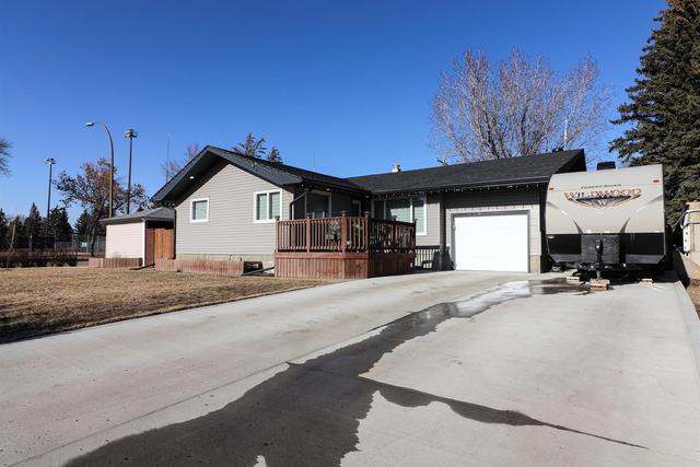 798 4 Avenue Ne, House detached with 5 bedrooms, 3 bathrooms and 9 parking in Medicine Hat AB | Image 1