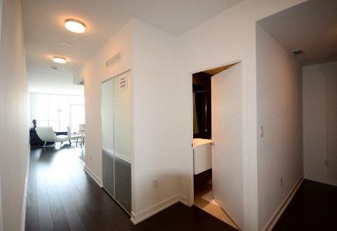 3507 - 21 Iceboat Terr, Condo with 1 bedrooms, 1 bathrooms and 1 parking in Toronto ON | Image 2