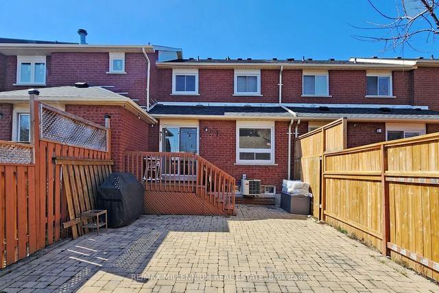 572 Lumberton Cres, House attached with 3 bedrooms, 4 bathrooms and 4 parking in Mississauga ON | Image 14