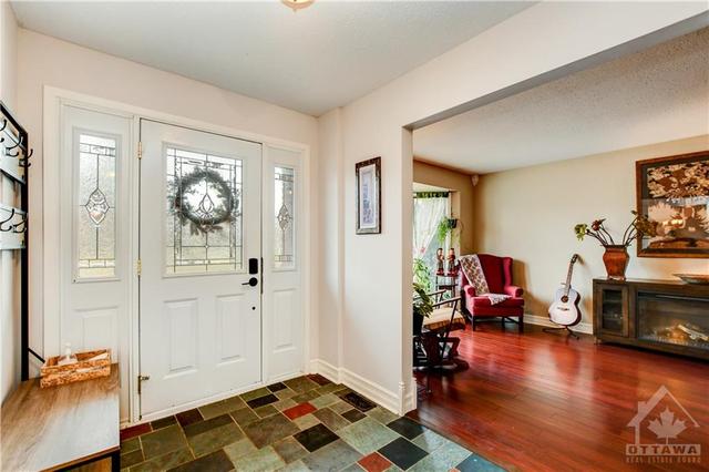 16 Impala Crescent, House detached with 5 bedrooms, 3 bathrooms and 6 parking in Ottawa ON | Image 2
