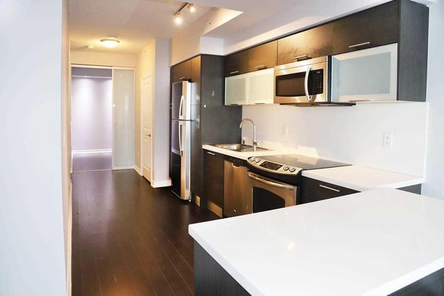 5001 - 386 Yonge St, Condo with 2 bedrooms, 2 bathrooms and 1 parking in Toronto ON | Image 2