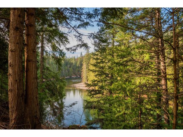 2621 Highway 3a, House detached with 2 bedrooms, 1 bathrooms and null parking in Central Kootenay I BC | Image 3