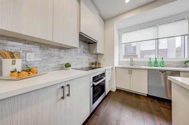 1 - 35 Dervock Cres, Townhouse with 4 bedrooms, 4 bathrooms and 2 parking in Toronto ON | Image 3