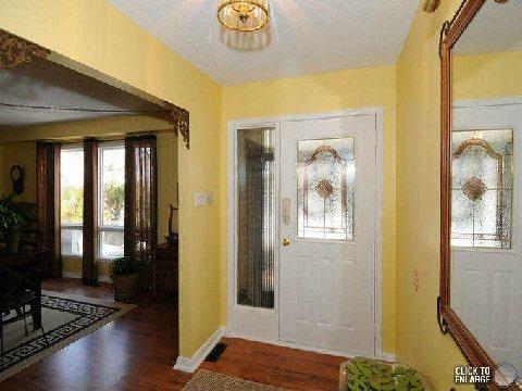 8 Trillium Crt, House detached with 3 bedrooms, 3 bathrooms and 6 parking in Brampton ON | Image 2