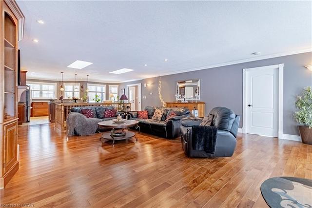 9862 Lakeshore Road, House detached with 4 bedrooms, 3 bathrooms and 22 parking in Lambton Shores ON | Image 2