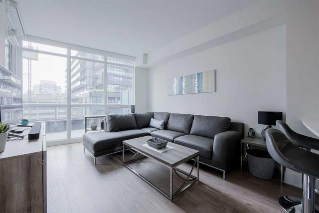 701 - 30 Roehampton Ave, Condo with 1 bedrooms, 1 bathrooms and 0 parking in Toronto ON | Image 1