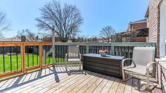 26 Wallace Dr, House attached with 3 bedrooms, 4 bathrooms and 5 parking in Barrie ON | Image 2