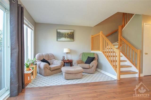 1518 Briarfield Crescent, Townhouse with 3 bedrooms, 2 bathrooms and 3 parking in Ottawa ON | Image 10
