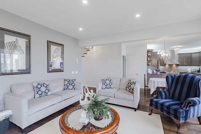 44 Seabreeze Cres, House detached with 4 bedrooms, 4 bathrooms and 5 parking in Hamilton ON | Image 2