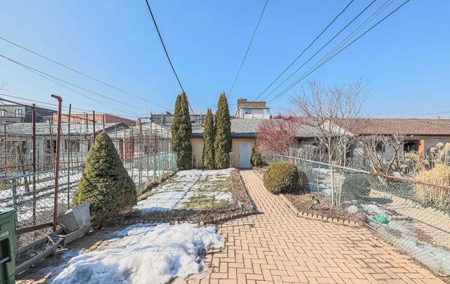 upper - 252 Euclid Ave, House semidetached with 2 bedrooms, 1 bathrooms and 1 parking in Toronto ON | Image 7