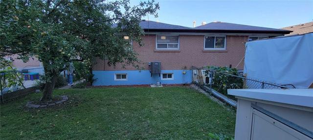 48 Venetian Cres, House semidetached with 3 bedrooms, 1 bathrooms and 4 parking in Toronto ON | Image 3