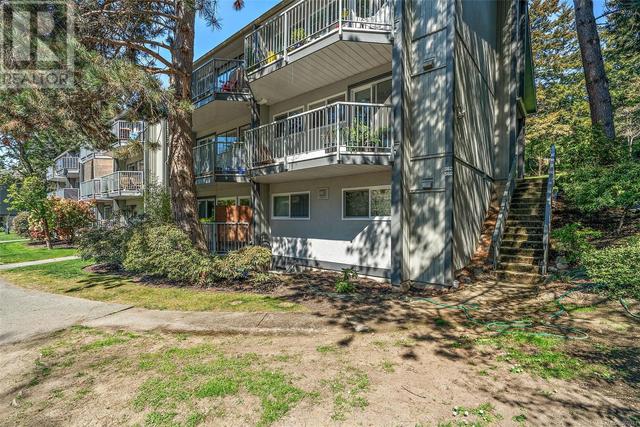 560 Carnation Pl, Condo with 2 bedrooms, 1 bathrooms and 1 parking in Saanich BC | Image 2