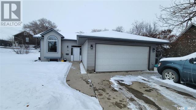 16 11th Avenue Ne, House detached with 3 bedrooms, 2 bathrooms and null parking in Swift Current SK | Card Image
