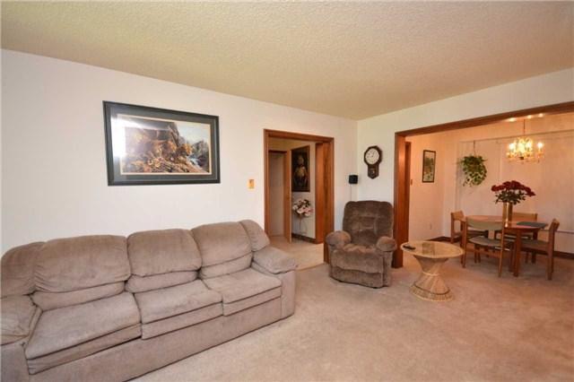16 Oleander Cres, House detached with 3 bedrooms, 2 bathrooms and 3 parking in Brampton ON | Image 3