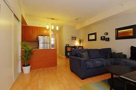 th19 - 88 Carr St, Townhouse with 2 bedrooms, 2 bathrooms and 1 parking in Toronto ON | Image 2