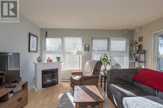 402 - 2940 Harriet Rd, Condo with 2 bedrooms, 2 bathrooms and 1 parking in Saanich BC | Image 3