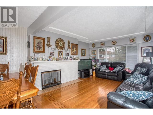 6933 - 6935 Winch Street, House detached with 7 bedrooms, 2 bathrooms and null parking in Burnaby BC | Image 3
