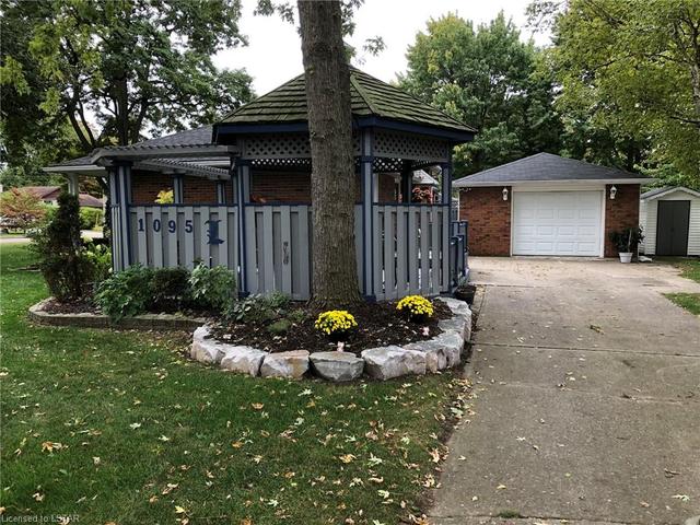 1095 Fairlane Avenue, House detached with 3 bedrooms, 2 bathrooms and 6 parking in Sarnia ON | Image 42