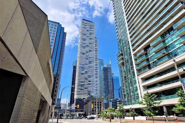 6710 - 88 Harbour St, Condo with 3 bedrooms, 2 bathrooms and 0 parking in Toronto ON | Card Image
