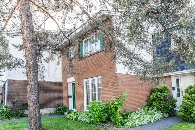 1031 Meadowlands Dr, Townhouse with 3 bedrooms, 2 bathrooms and 1 parking in Ottawa ON | Image 2