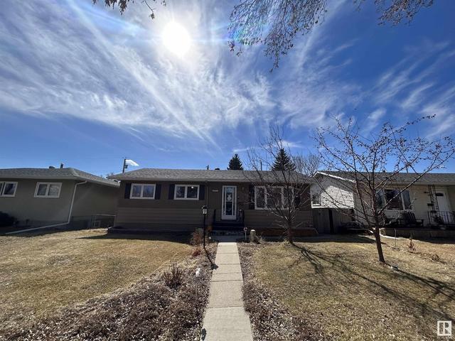 16449 105a Av Nw, House detached with 4 bedrooms, 2 bathrooms and null parking in Edmonton AB | Image 2