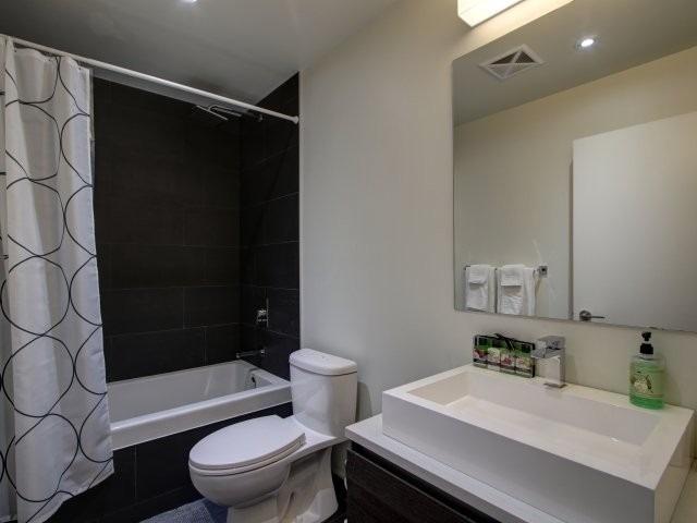 716 - 111 Bathurst St, Condo with 2 bedrooms, 1 bathrooms and 1 parking in Toronto ON | Image 10