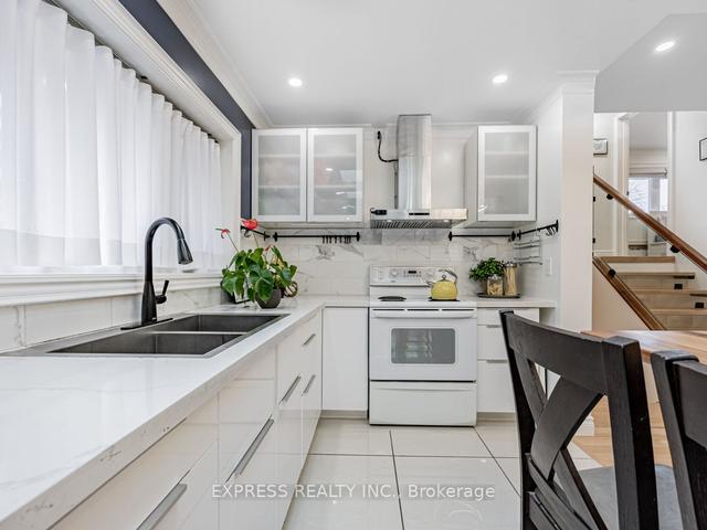 68 Shrewsbury Sq, House detached with 4 bedrooms, 2 bathrooms and 5 parking in Toronto ON | Image 6