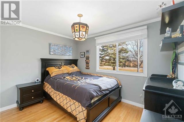 3582 Nixon Drive, House detached with 5 bedrooms, 3 bathrooms and 8 parking in Ottawa ON | Image 3