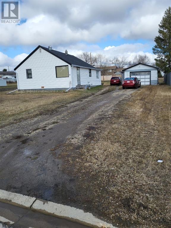 914 6th Avenue, House detached with 2 bedrooms, 1 bathrooms and 4 parking in Beaverlodge AB | Image 1