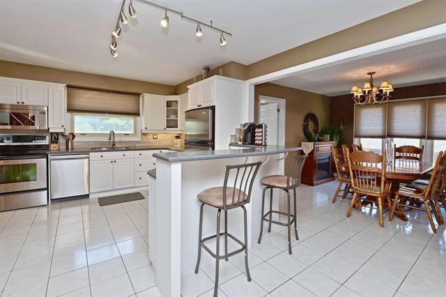 105 Applewood Cres, House detached with 4 bedrooms, 4 bathrooms and 8 parking in Whitby ON | Image 3