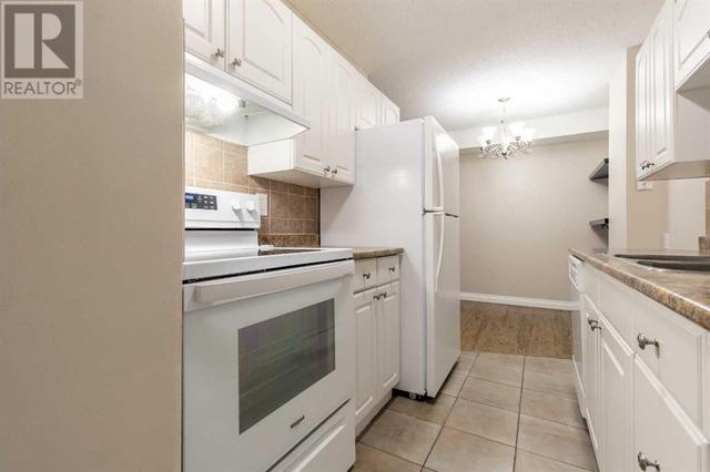 111, - 5 Berkeley Place W, Condo with 2 bedrooms, 1 bathrooms and 1 parking in Lethbridge AB | Image 6