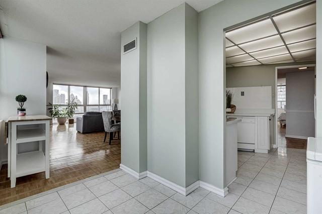 2205 - 3650 Kaneff Cres, Condo with 3 bedrooms, 2 bathrooms and 1 parking in Mississauga ON | Image 6