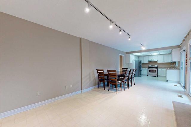 26 Hemingway Cres, House detached with 4 bedrooms, 3 bathrooms and 2 parking in Markham ON | Image 2