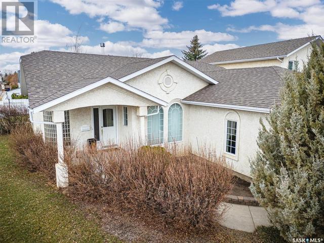 502 Blackthorn Crescent, House detached with 4 bedrooms, 3 bathrooms and null parking in Saskatoon SK | Image 2