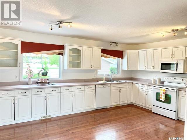 11 Mackenzie Drive, House detached with 4 bedrooms, 3 bathrooms and null parking in Yorkton SK | Image 2
