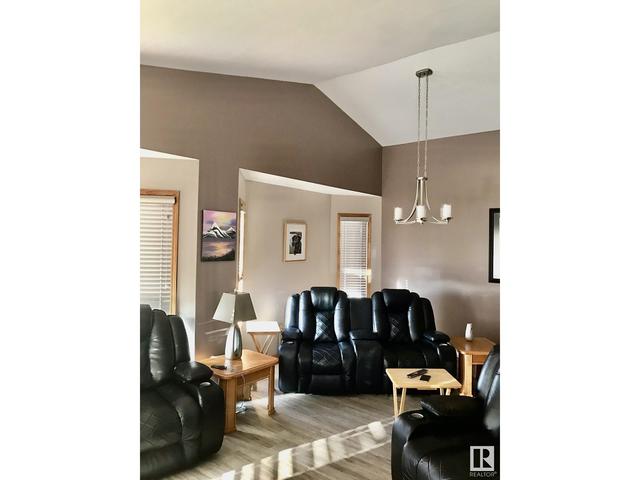 5806 57 St, House detached with 4 bedrooms, 3 bathrooms and null parking in Vegreville AB | Image 13