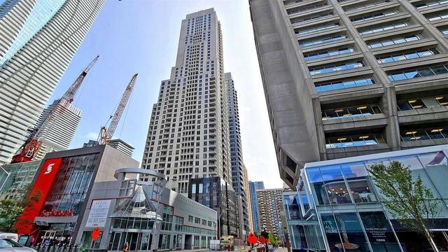 1205 - 35 Balmuto St, Condo with 2 bedrooms, 2 bathrooms and 1 parking in Toronto ON | Image 1